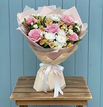 Букет цветов из:  Гвоздики, Орхидеи и Розы в Неболчах