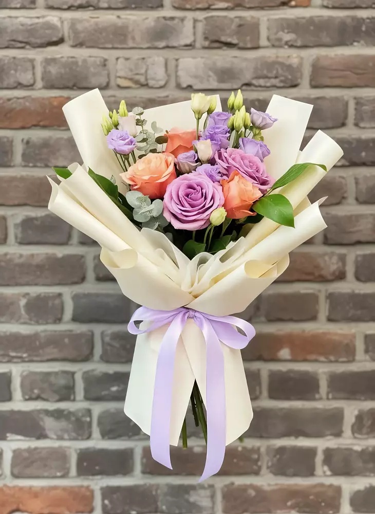 Букет цветов из: Лизиантусы и Розы в Неболчах