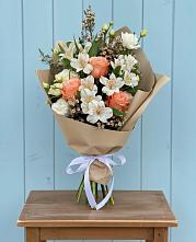Букет цветов из:  Альстромерии, Лизиантусы, Розы и Хризантемы в Неболчах
