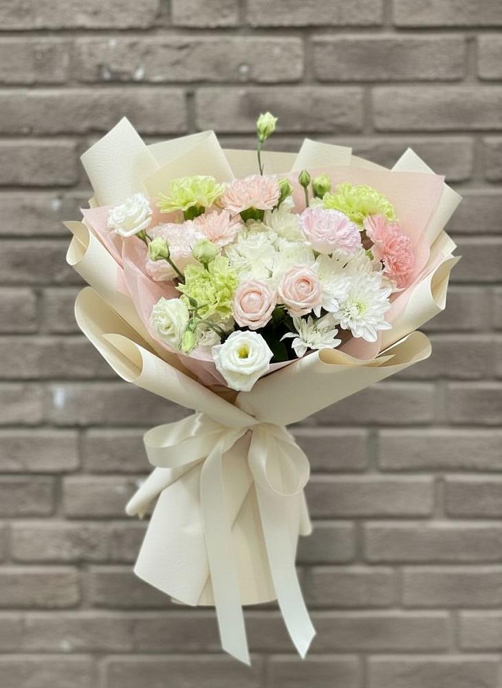 Букет цветов из: Гвоздики, Розы, Лизиантусы и Хризантемы в Неболчах