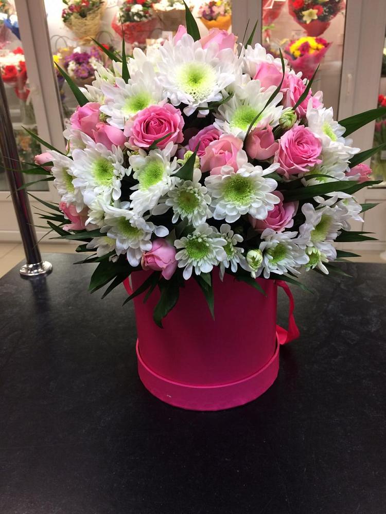 Цветочная композиция из Розы и Хризантемы в шляпной коробке в Неболчах