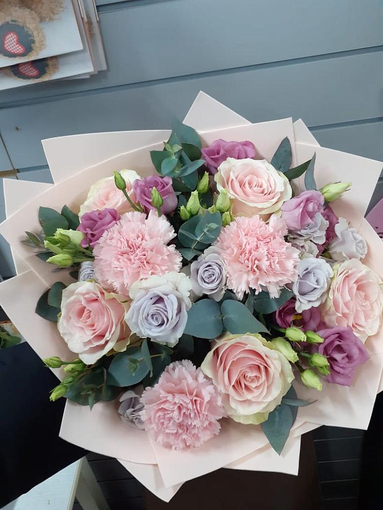 Букет цветов из: Розы, Гвоздики и Лизиантусы в Неболчах