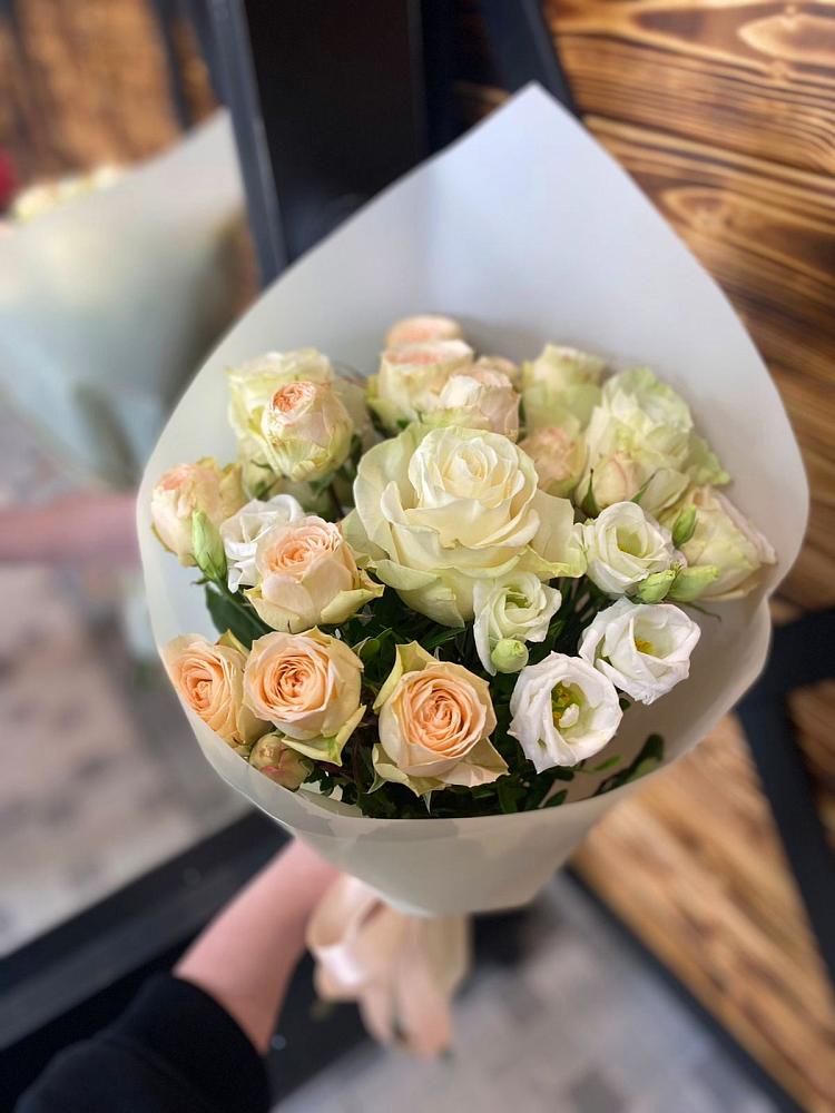 Букет цветов из: Розы и Лизиантусы в Неболчах